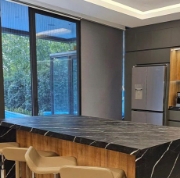 کابینت های گلاس مدرن طوسی اقساطی مدل براق سفید 003 ویژه بازنشستگان